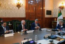 Presidente de México se reúne con congresistas de EE.UU. para abordar temas transfronterizos Andrés Manuel López Obrado (d) durante una reunión con los congresistas estadounidense