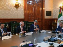 Presidente de México se reúne con congresistas de EE.UU. para abordar temas transfronterizos Andrés Manuel López Obrado (d) durante una reunión con los congresistas estadounidense