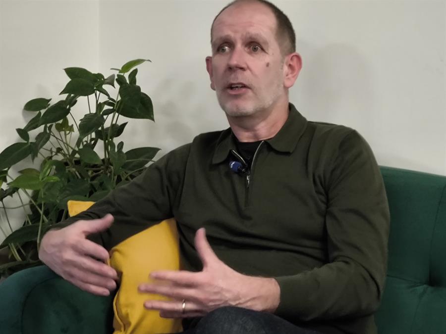 En la imagen, el director de la empresa Layered Reality, que lleva a la estrella del rock, Andrew McGuinness, durante una entrevista.