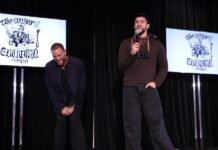 Bad Bunny mientras habla junto al empresario David Grutman , durante The David Grutman Experience Class en la Florida International University (FIU) en Miami, Florida.