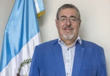El presidente electo de Guatemala ha repetido que "combatir frontalmente la corrupción" es una tarea "urgente" y que debe ser priorizada antes de poner en marcha proyectos de desarrollo en Guatemala.