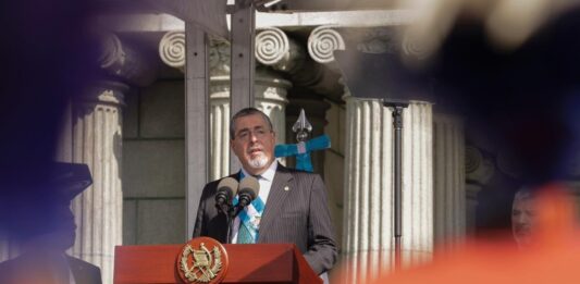 El presidente guatemalteco aseguró en la víspera en una entrevista con la cadena CNN que iba a pedirle la renuncia a la fiscal general.