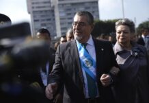 Arévalo realiza visitas a la iglesia y al Ejército en su primer día como presidente Tras la toma de posesión, el gobernante se presentó ante la multitud que lo aplaudía frente al Palacio Nacional de la Cultura, en el centro de la Ciudad de Guatemala.