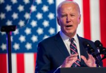 Biden: "Desde hace mucho, algunos bancos han cobrado tasas por sobregiros exorbitantes, a veces de 30 dólares o más, que a menudo golpean a los estadounidenses más vulnerables mientras los bancos engordan sus resultados".