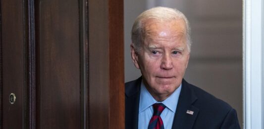 El favorito para hacerse con la nominación republicana, Donald Trump, es el que menos aventajaría a Biden (50-48 por ciento), mientras que DeSantis se impondría a Biden por tres puntos (51-48 por ciento).