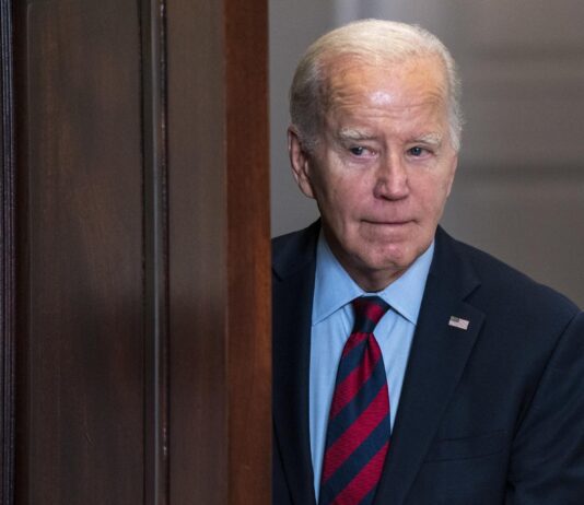 El favorito para hacerse con la nominación republicana, Donald Trump, es el que menos aventajaría a Biden (50-48 por ciento), mientras que DeSantis se impondría a Biden por tres puntos (51-48 por ciento).