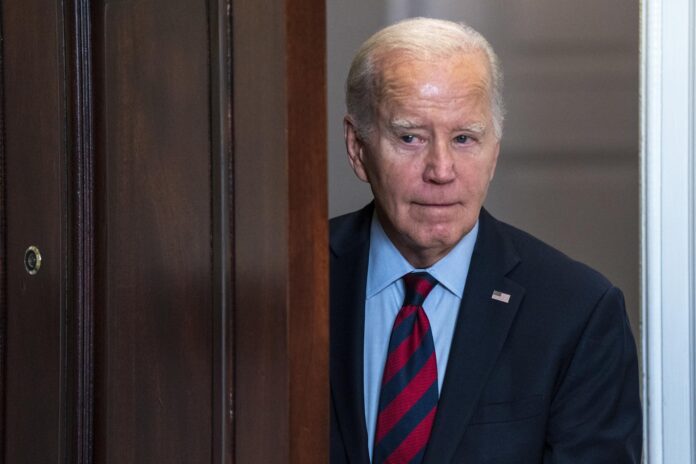 El favorito para hacerse con la nominación republicana, Donald Trump, es el que menos aventajaría a Biden (50-48 por ciento), mientras que DeSantis se impondría a Biden por tres puntos (51-48 por ciento).