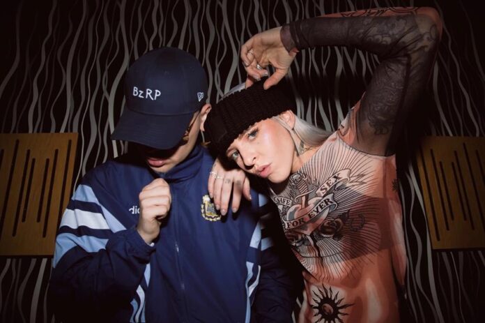Bizarrap y Young Miko La puertorriqueña demuestra a lo largo de la composición su talento para saltar desde su potente voz hasta un fuerte tono rapero, y al mismo tiempo 'Biza' armoniza y varía a su favor la música de la canción.