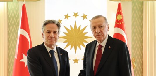 En ese encuentro, ambos diplomáticos hablaron de "la guerra en Gaza, la crisis humanitaria y el proceso de acceso de Suecia a la OTAN, además de temas bilaterales y regionales", según un tuit del Ministerio de Exteriores turco.