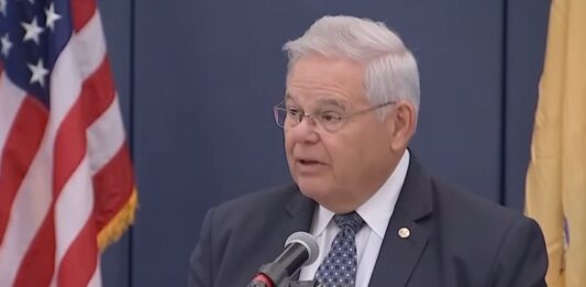 Menendez habría aceptado pagos del promotor inmobiliario de Nueva Jersey Fred Daibes a cambio de ayudarle a obtener millones de dólares de un fondo de inversión de Qatar.