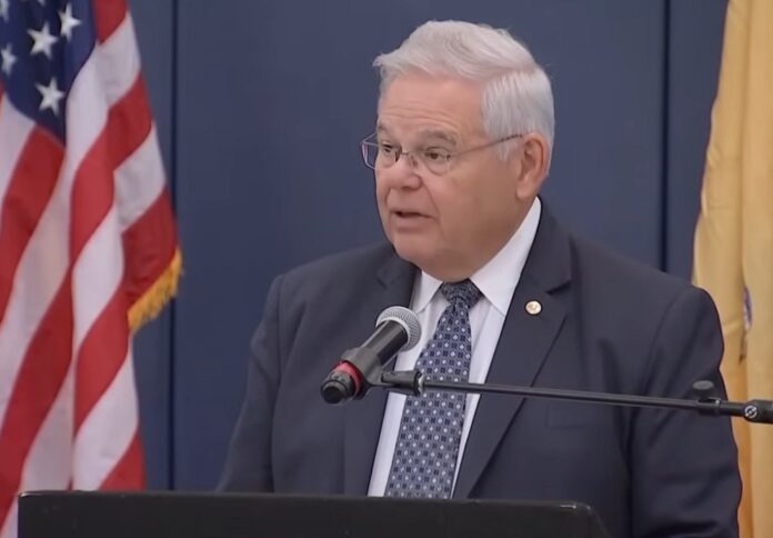 Bob Menendez CP Menendez habría aceptado pagos del promotor inmobiliario de Nueva Jersey Fred Daibes a cambio de ayudarle a obtener millones de dólares de un fondo de inversión de Qatar.
