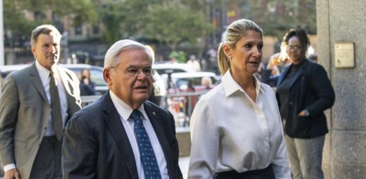 Menéndez y su esposa han sido acusados de aceptar “cientos de miles de dólares en sobornos” a cambio de “proteger y enriquecer a empresarios y beneficiar al Gobierno de Egipto”; recientemente la Fiscalía los acusó de actuar también en favor de Catar.