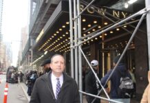 Contralor Lander inicia investigación sobre la Regla de 60 Días El contralor de la Ciudad de Nueva York, Hon. Brad Lander acudio personalmente a verificar la situacion de los inmigrantes refugiados en el Hotel Row y presento a los medios la carta de notificacion a la Administracion Adams de la investigacion sobre la Regla de 60 dias.