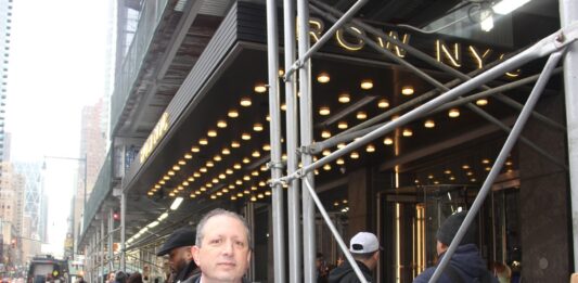 El contralor de la Ciudad de Nueva York, Hon. Brad Lander acudio personalmente a verificar la situacion de los inmigrantes refugiados en el Hotel Row y presento a los medios la carta de notificacion a la Administracion Adams de la investigacion sobre la Regla de 60 dias.
