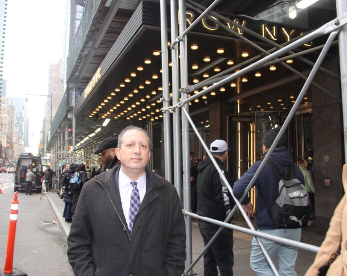 CONTRALOR BRAD LANDER EN EL ROW HOTEL 1 El contralor de la Ciudad de Nueva York, Hon. Brad Lander acudio personalmente a verificar la situacion de los inmigrantes refugiados en el Hotel Row y presento a los medios la carta de notificacion a la Administracion Adams de la investigacion sobre la Regla de 60 dias.