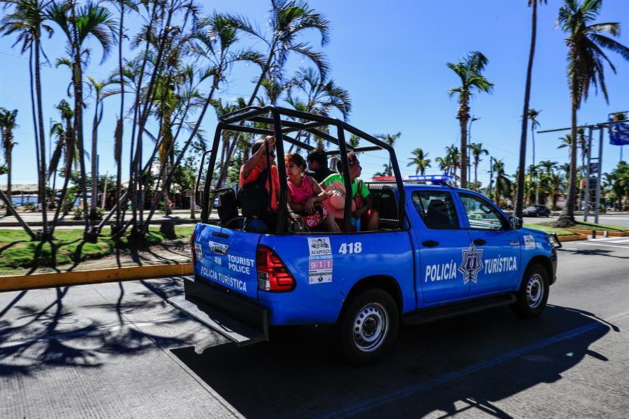 Camionetas de Protecci&oacute;n Vial llevan hoy a los usuarios del transporte p&uacute;blico ante la falta de servicio, en Acapulco (1)