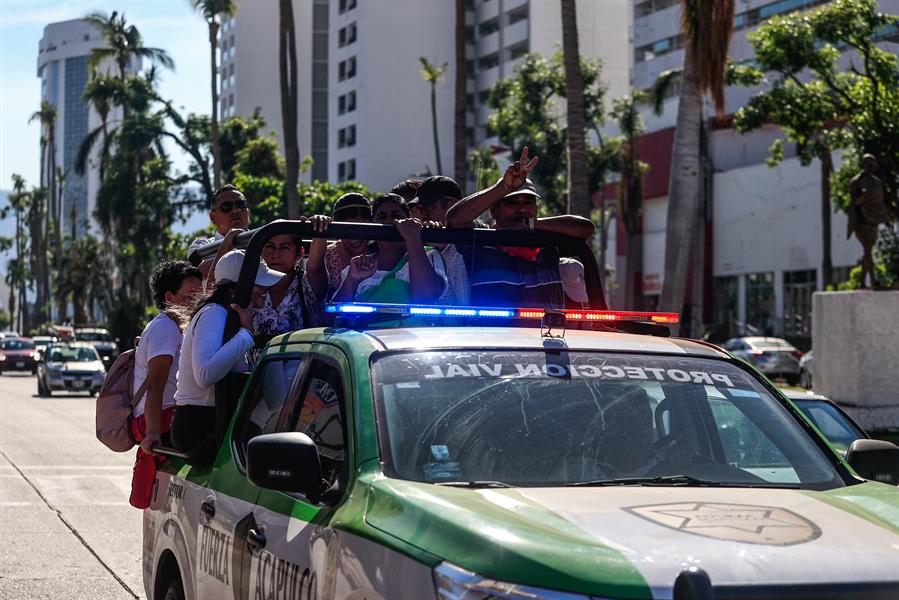 Camionetas de Protecci&oacute;n Vial llevan hoy a los usuarios del transporte p&uacute;blico ante la falta de servicio, en Acapulco (2)