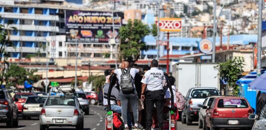 Camionetas de Protección Vial llevan hoy a los usuarios del transporte público ante la falta de servicio, en Acapulco (3)