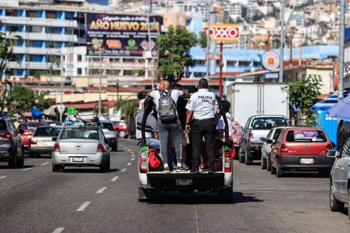 Camionetas de Protección Vial llevan hoy a los usuarios del transporte público ante la falta de servicio, en Acapulco (3)