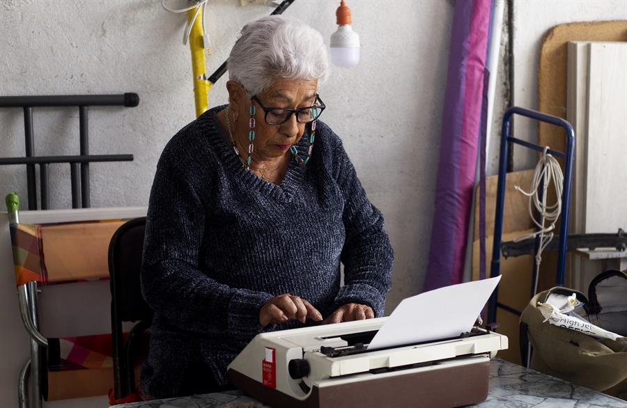 La se&ntilde;ora Mar&iacute;a del Rosario Elizondo redacta una carta en su m&aacute;quina de escribir, el 18 de enero de 2024, en la ciudad de Quer&eacute;taro, M&eacute;xico.