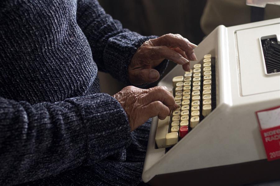 La se&ntilde;ora Mar&iacute;a del Rosario Elizondo redacta una carta en su m&aacute;quina de escribir, el 18 de enero de 2024.