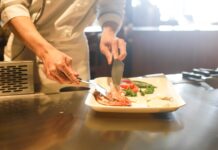 Hispano logra superarse con un negocio basado en la comida que improvisaba en la cárcel Surgió así "Prison Pies", un versátil negocio que vende cada miércoles su menú en una esquina de la ciudad de Phoenix.