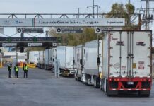 Conductores de camiones transitan hacia la aduana rumbo a Estados Unidos (2)