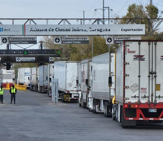 Conductores de camiones transitan hacia la aduana rumbo a Estados Unidos (2)