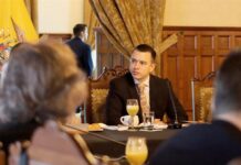 Daniel Noboa durante una reunión con diplomáticos en el Palacio de Carondelet, en Quito, Ecuador.