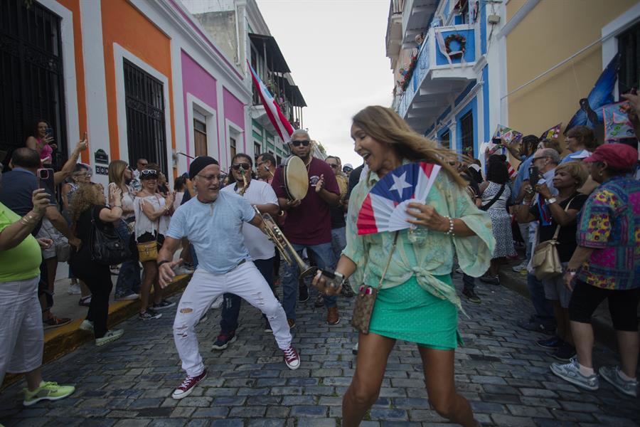 Decenas de personas participan en una comparsa en celebraci&oacute;n de la edici&oacute;n numero 54 de las Fiestas de la Calle San Sebasti&aacute;n (2)