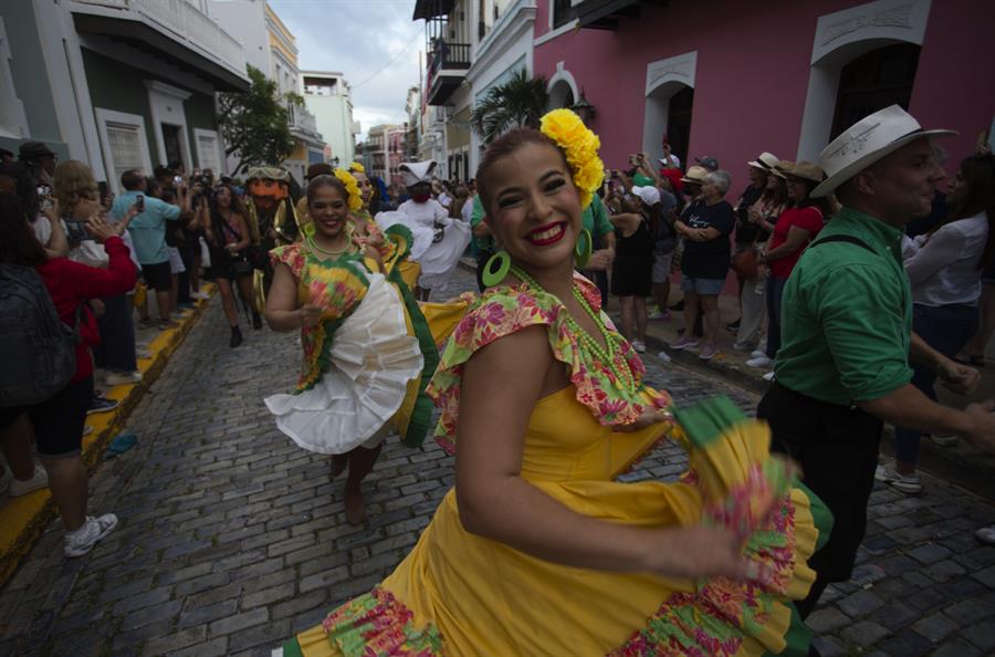 Decenas de personas participan en una comparsa en celebraci&oacute;n de la edici&oacute;n numero 54 de las Fiestas de la Calle San Sebasti&aacute;n (3)