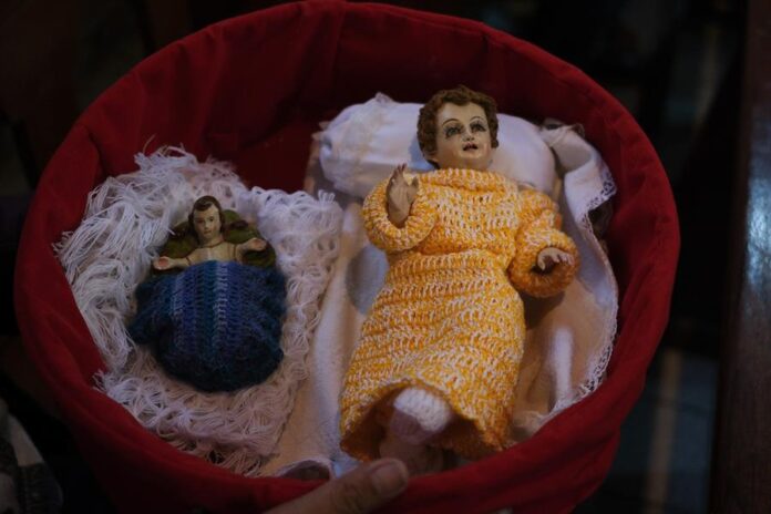 Día de Reyes 4 En ese afán, muchos creyentes preparan cuidadosamente las urnas o canastos en los que colocan la imagen de Cristo recién nacido.