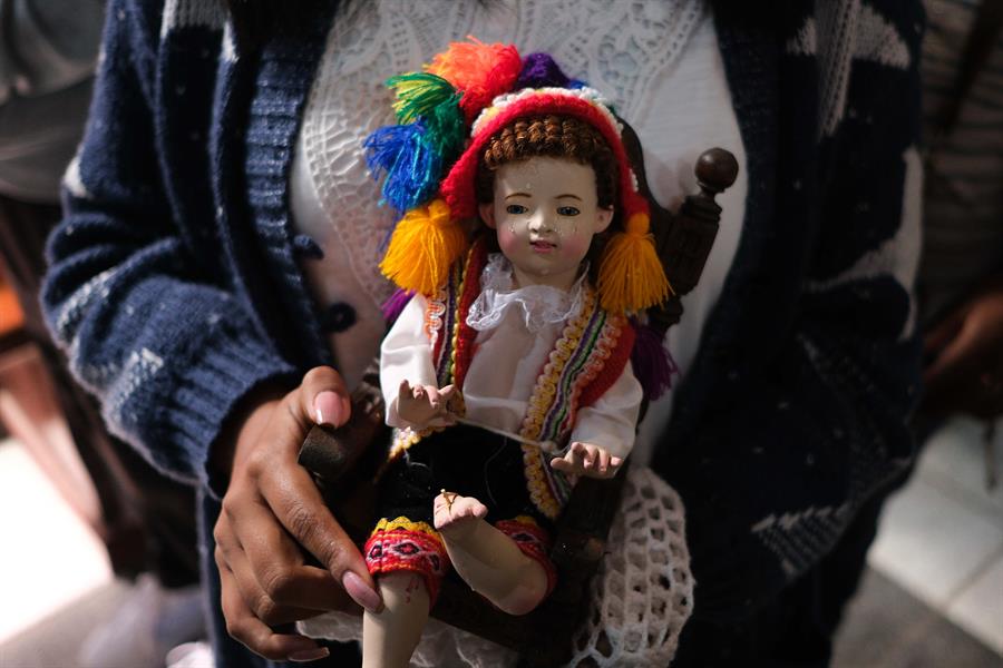 La imagen del Niño Jesús con atuendos andinos.