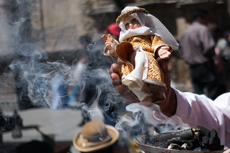 Otra imagen del Niño Jesús con atuendos andinos.