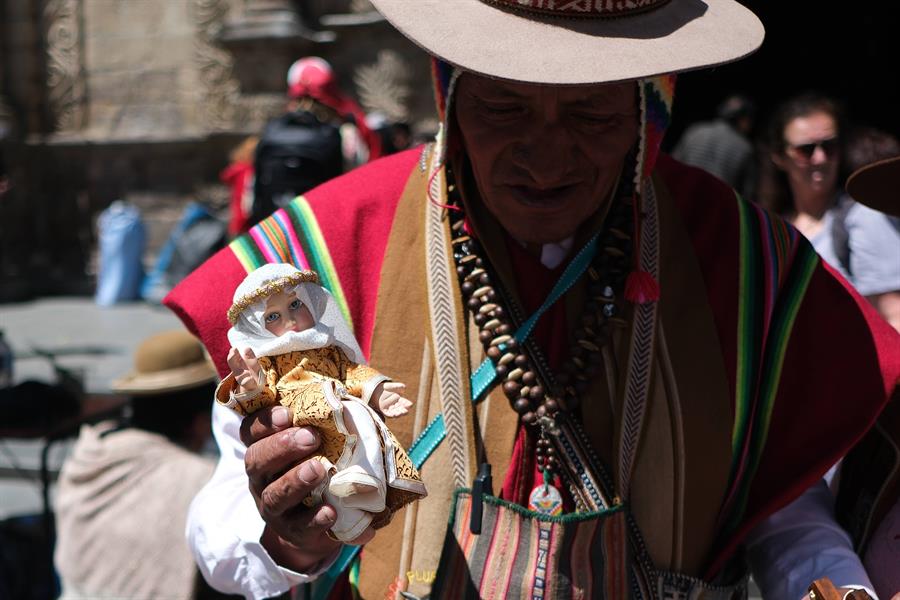 La imagen del Niño Jesús con atuendos andinos.