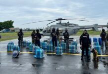 En una primera operación se ha incautado cerca de una tonelada de cocaína en Esmeraldas y se ha detenido a tres presuntos miembros de una organización del narcotráfico.