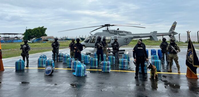 En una primera operación se ha incautado cerca de una tonelada de cocaína en Esmeraldas y se ha detenido a tres presuntos miembros de una organización del narcotráfico.