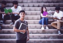 Crisis de Educación en Nueva York El problema es que, lo que más necesitan los nuevos inmigrantes es precisamente educación, la información que deben recibir, educándose como nuevos habitantes de esta ciudad es clave, esa es la vía para que logren progresar y se independicen.
