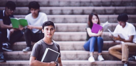 El problema es que, lo que más necesitan los nuevos inmigrantes es precisamente educación, la información que deben recibir, educándose como nuevos habitantes de esta ciudad es clave, esa es la vía para que logren progresar y se independicen.