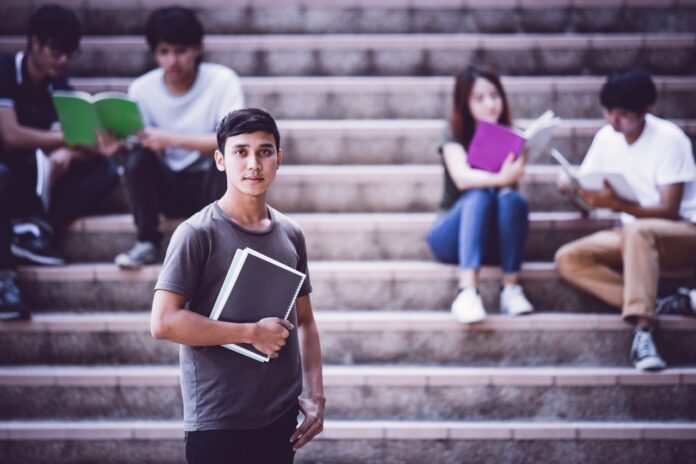 El problema es que, lo que más necesitan los nuevos inmigrantes es precisamente educación, la información que deben recibir, educándose como nuevos habitantes de esta ciudad es clave, esa es la vía para que logren progresar y se independicen.