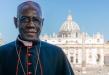 El cardenal acusa al Papa y a algunos obispos de "sembrar la confusión" al aprobar la bendición de parejas homosexuales porque a su juicio presenta estas relaciones como si fueran "conformes a la naturaleza creada por Dios, como si pudieran conducir a la santidad y a la felicidad humana".