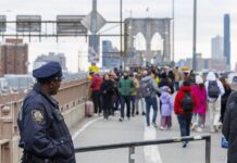 El centenario puente de Brooklyn se queda sin vendedores por primera vez en años El centenario puente de Brooklyn (1)