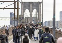 Los arcos del puente neoyorquino de Brooklyn se iluminan por primera vez en cuarenta años El centenario puente de Brooklyn de Nueva York
