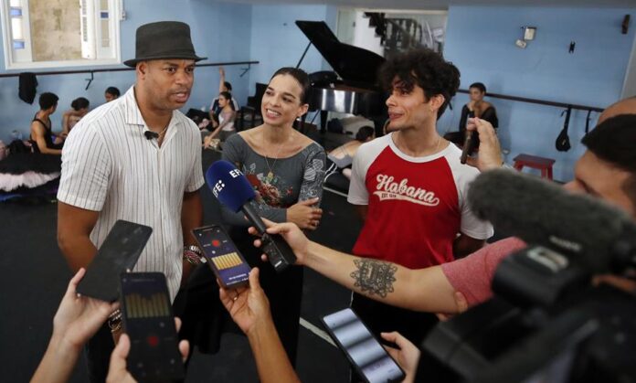 El jazzista Roberto Fonseca, la directora y primera bailarina del Ballet Nacional de Cuba (BNC), Viengsay Valdés, y el coreógrafo cubano Raúl Reinoso