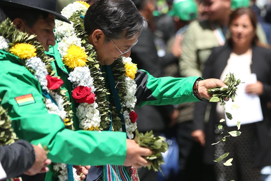 El presidente de Bolivia, Luis Arce, participa en un ritual parte de la conmemoraci&oacute;n del D&iacute;a Nacional del Acullico