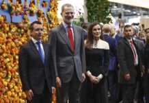 El presidente de Ecuador visita Madrid en su primer viaje oficial tras la ola de violencia El presidente de Ecuador, Daniel Noboa (i) posa con el rey Felipe VI