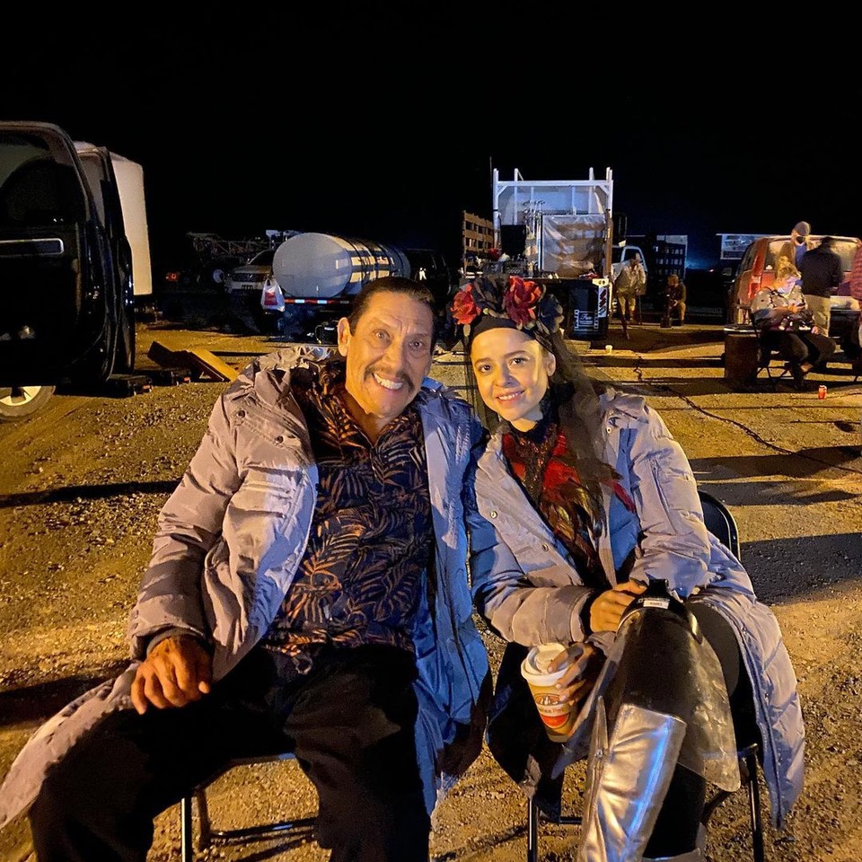 Emma Ramos con Danny Trejo en el set de &ldquo;Seven Cemeteries&rdquo;.