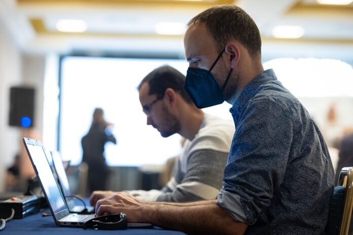 La creación neta de nuevos puestos de trabajo subió de nuevo en el último mes del año.