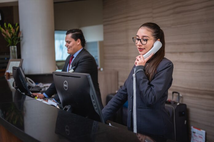 Principalmente, las ofertas de trabajo se incrementaron en el sector profesional y de servicios a empresas (+239.000), al tiempo que retrocedieron en el comercio mayorista (-83.000). Foto Pixabay