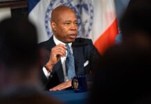 El alcalde de Nueva York propone nuevo presupuesto con menos recortes de lo que advirtió Eric Adams, mientras habla durante la presentación de la propuesta del nuevo presupuesto de la ciudad hoy, en Nueva York.